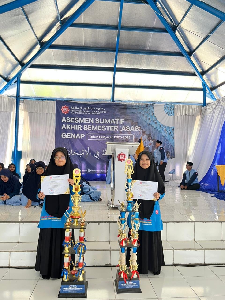Santri berprestasi menerima penghargaan